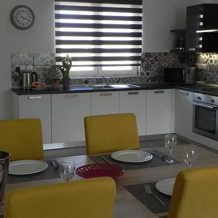 Chic Elegant With Side Views Appartement *